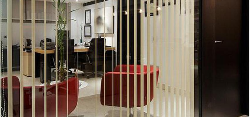 Oficina style contemporaneo color rojo, beige, marron, blanco  diseñado por isabel ortiz  | Interiorista | Copyright iortiz. interiorista