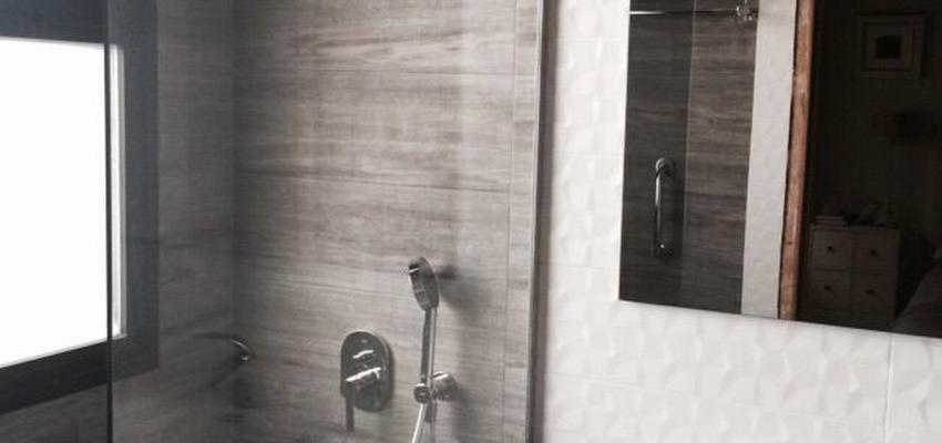 Baño Estilo contemporaneo Color blanco, gris, gris  diseñado por Hogarmed | Gremio 