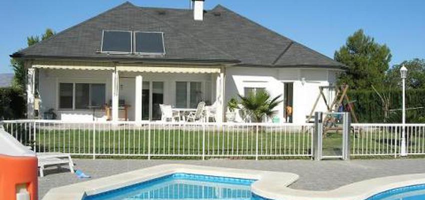 Piscina, Exterior, Jardin style clasico color azul cielo, blanco  diseñado por ARQUIMADER construcción en madera | Arquitecto 