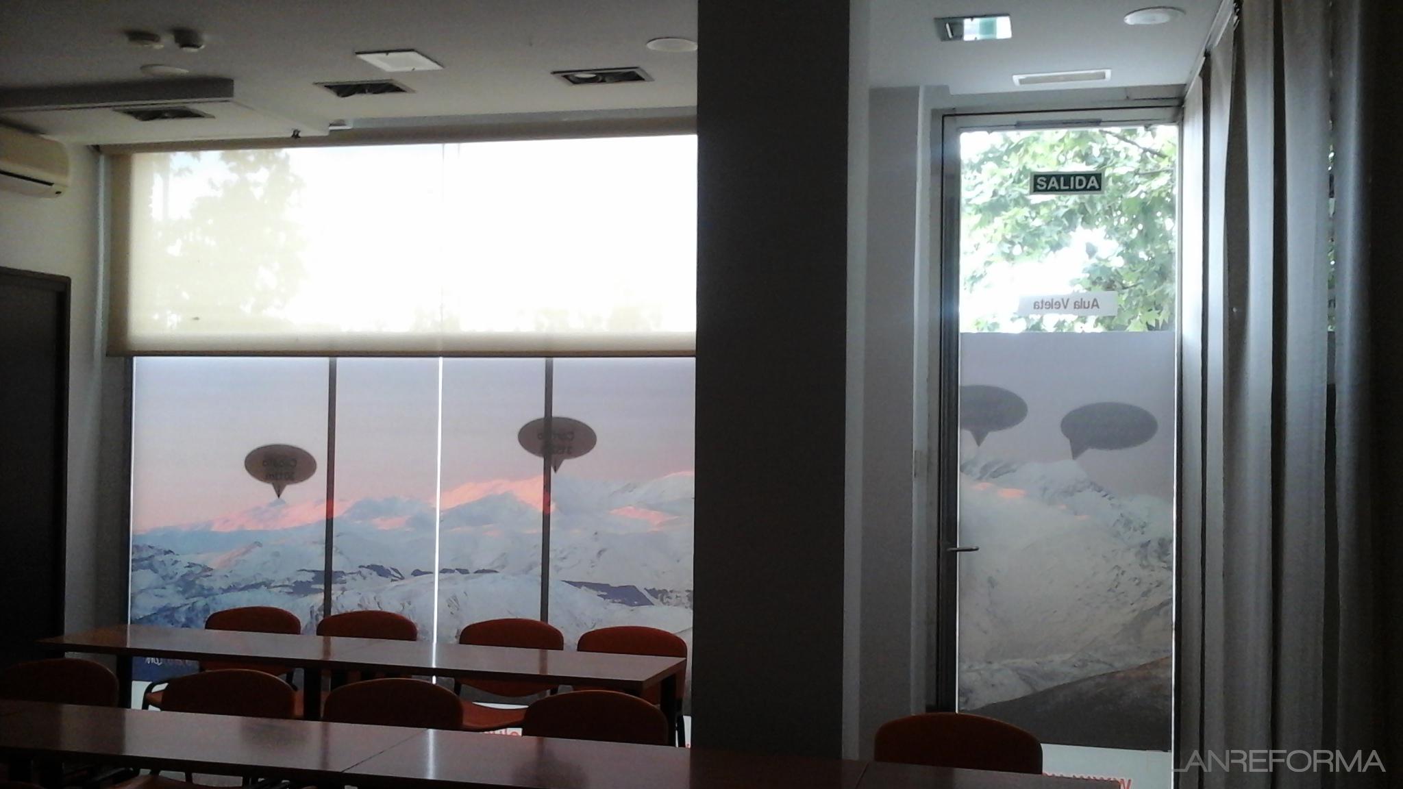 Oficina style contemporaneo color rojo, blanco, gris, gris  diseñado por Afri Valera Peyro | Decorador 