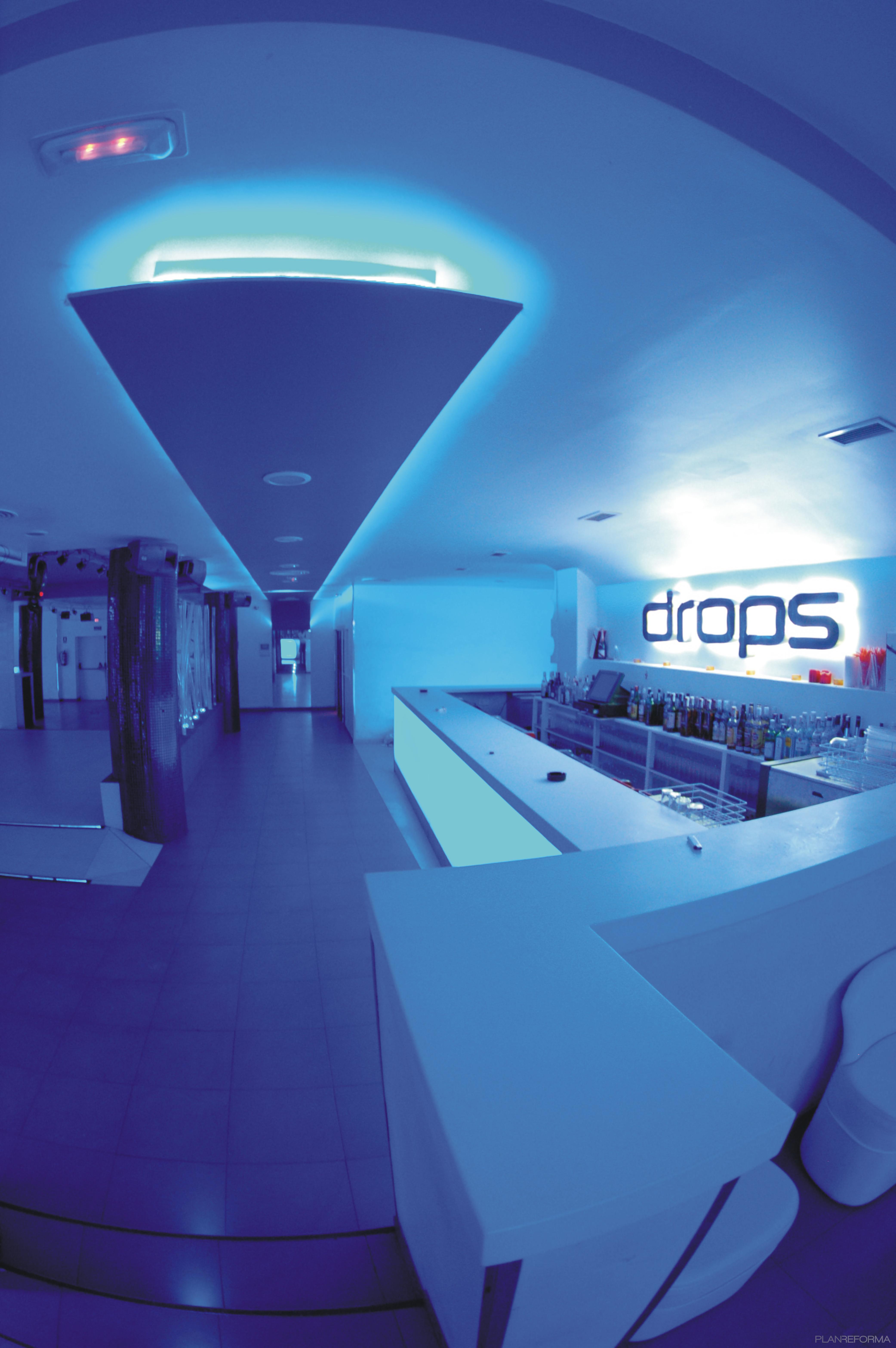 Bar Estilo moderno Color azul, blanco  diseñado por GEODA ARQUITECTURA | Gremio 