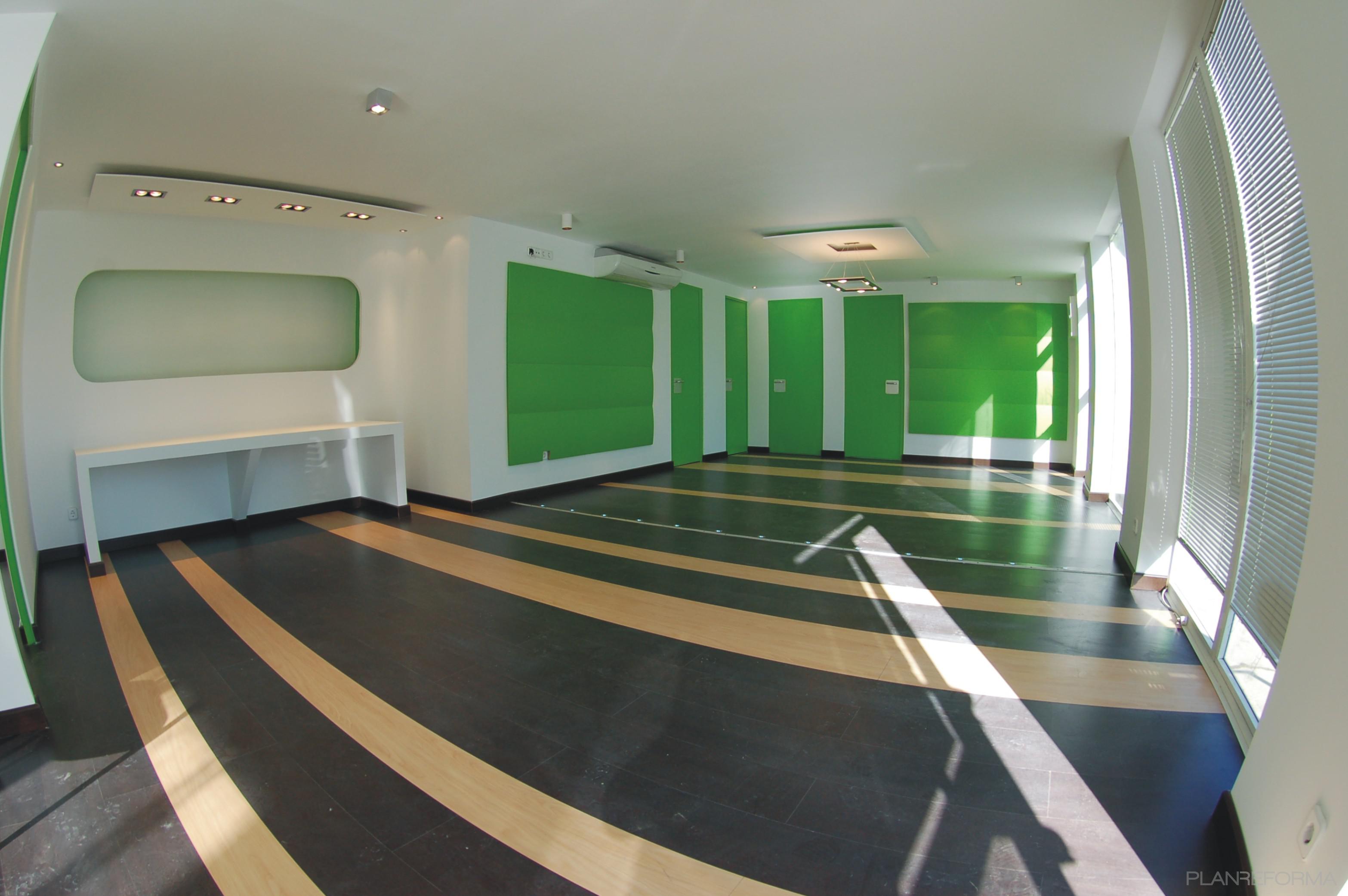 Oficina Estilo moderno Color verde, beige, blanco, negro  diseñado por GEODA ARQUITECTURA | Gremio 