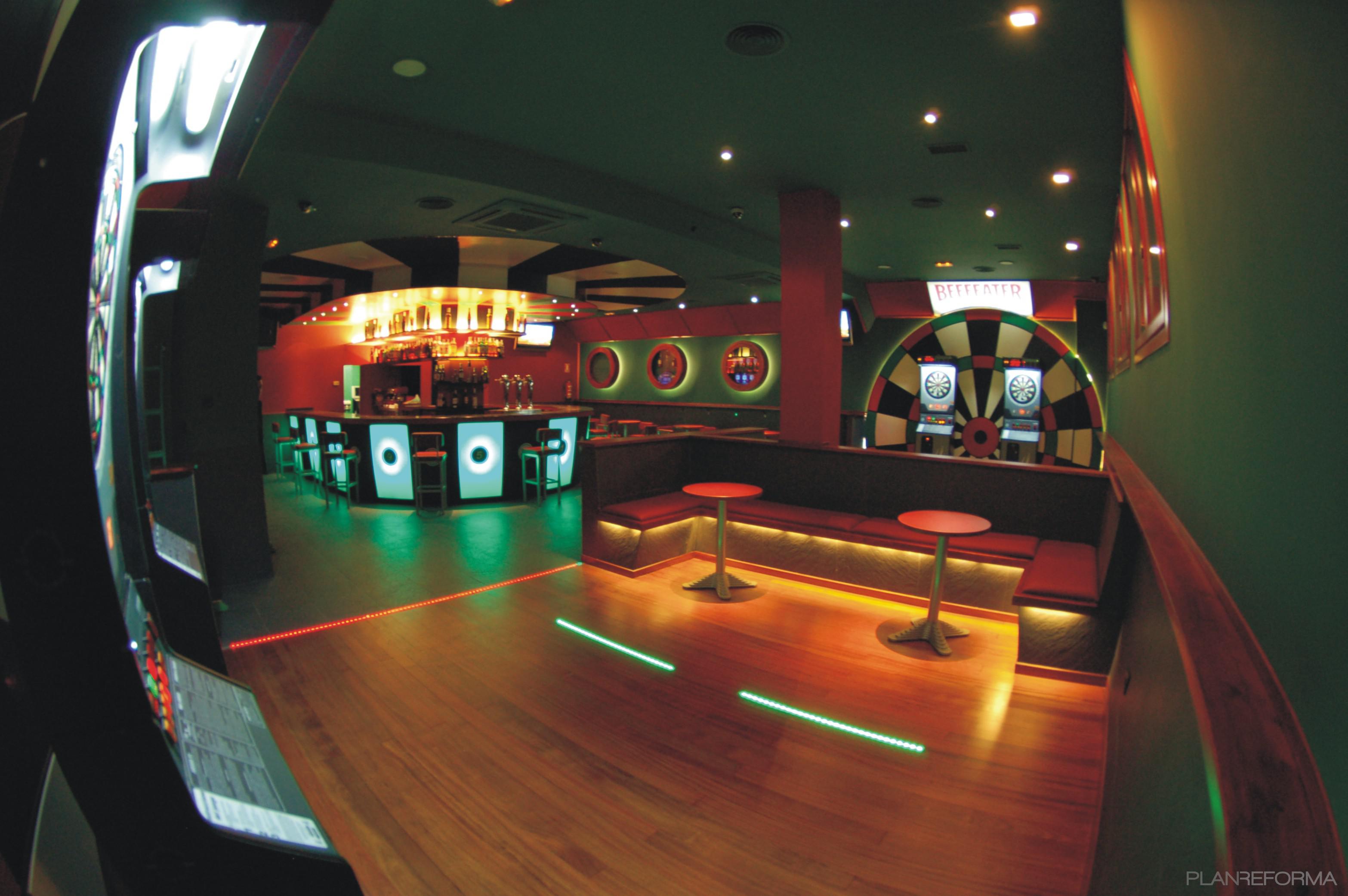 Bar Estilo tradicional Color amarillo, verde, marron, blanco, negro  diseñado por GEODA ARQUITECTURA | Gremio 