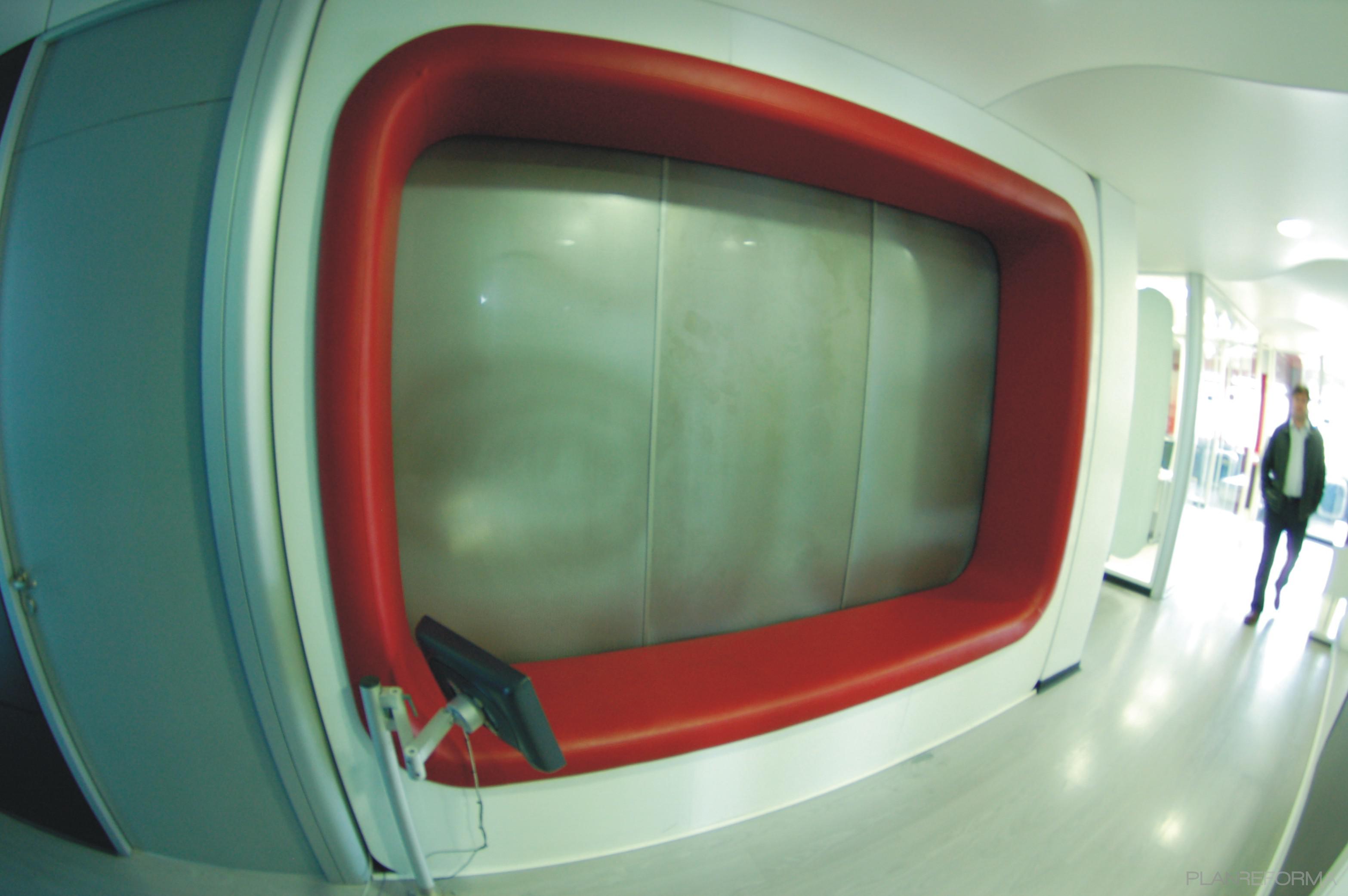 Oficina Estilo contemporaneo Color rojo, blanco  diseñado por GEODA ARQUITECTURA | Gremio 