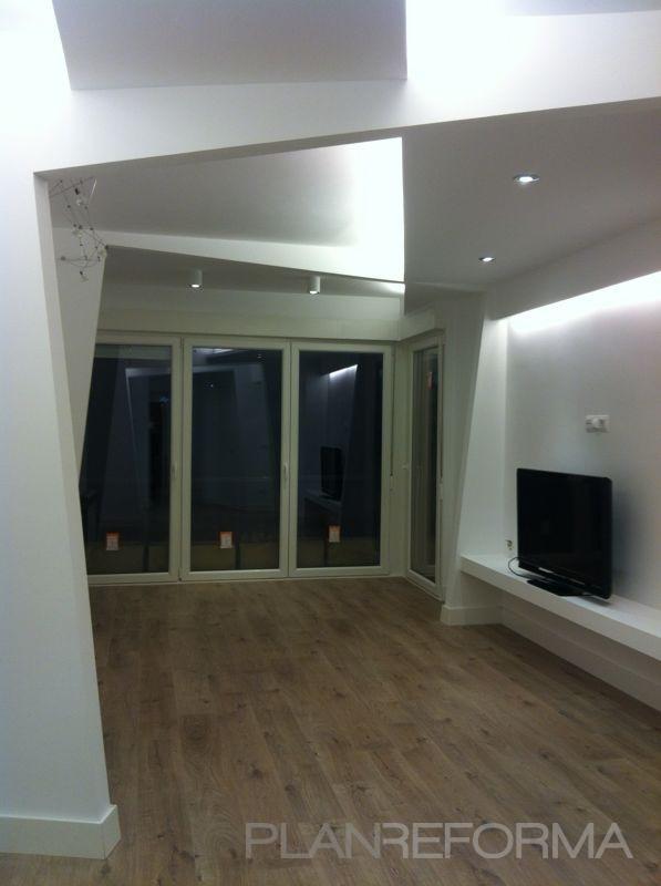 Sala de la TV, Salon Estilo moderno Color beige, marron, blanco  diseñado por GEODA ARQUITECTURA | Gremio 