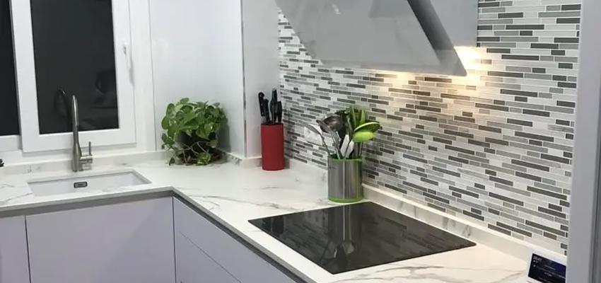 Cocina Estilo moderno Color verde claro  diseñado por Compra Tiempo | Reformista, constructor | Copyright .