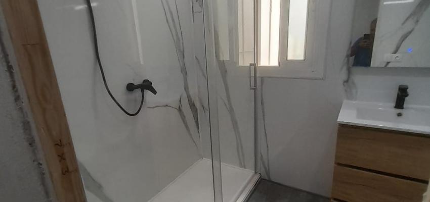 Baño Estilo moderno Color verde claro  diseñado por Compra Tiempo | Reformista, constructor | Copyright .