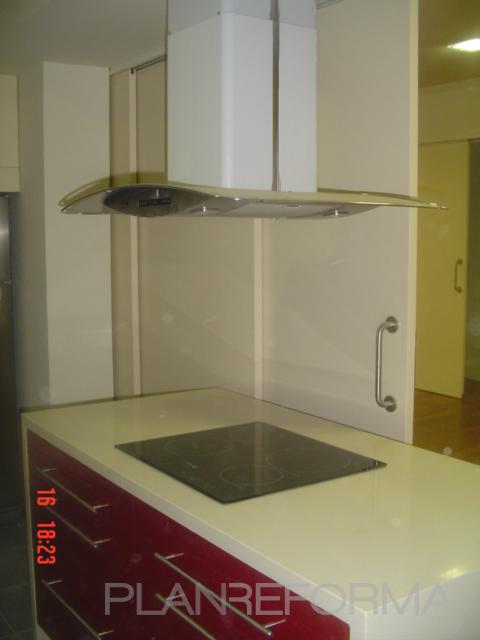 Cocina style moderno color rojo, blanco  diseñado por JOSE ANTONIO | Interiorista 