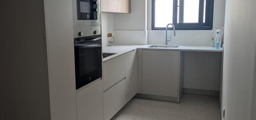 Cocina Estilo moderno Color beige  diseñado por ATREA VESTA | Reformista, constructor 