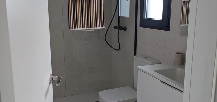 Baño Estilo moderno Color gris  diseñado por ATREA VESTA | Reformista, constructor 