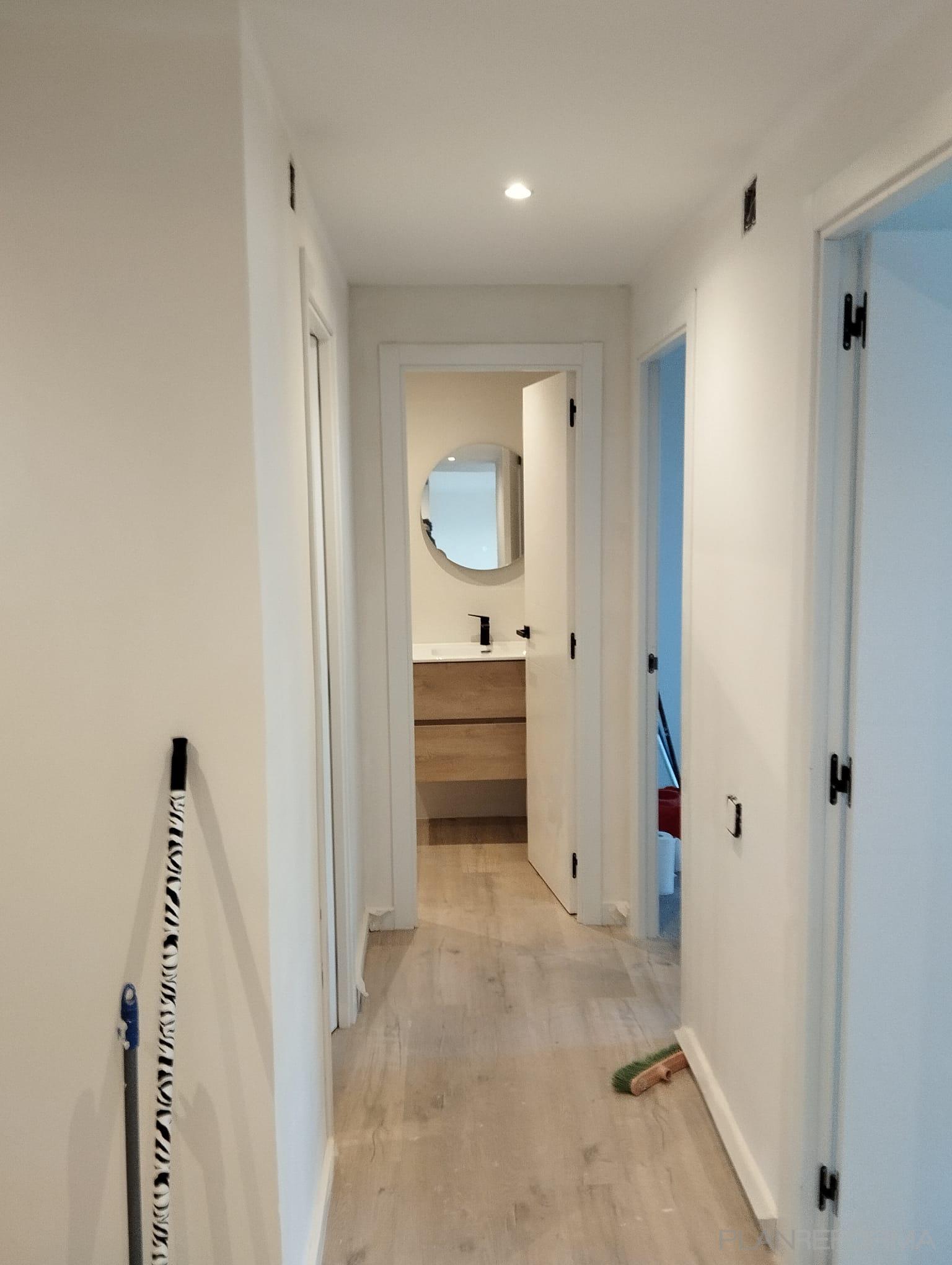 Dormitorio, Pasillo, Tocador Estilo moderno Color beige, beige, blanco  diseñado por Construformas Rengifo | Reformista, constructor 