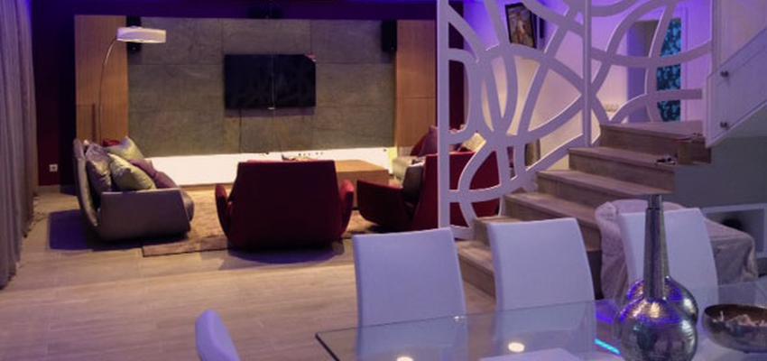 Salon style moderno color marron, blanco, negro  diseñado por Xabier | Interiorista 