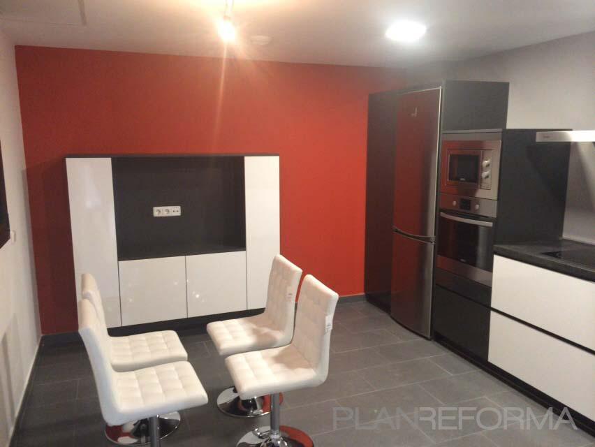 Cocina style moderno color rojo, blanco, gris, gris  diseñado por Interdeco | Arquitecto Técnico | Copyright Interdeco