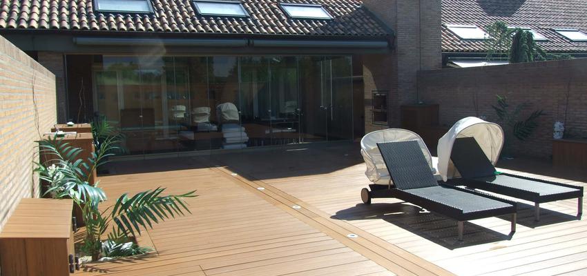 Piscina, Exterior style moderno color beige, marron, marron  diseñado por Interdeco | Arquitecto Técnico | Copyright Interdeco