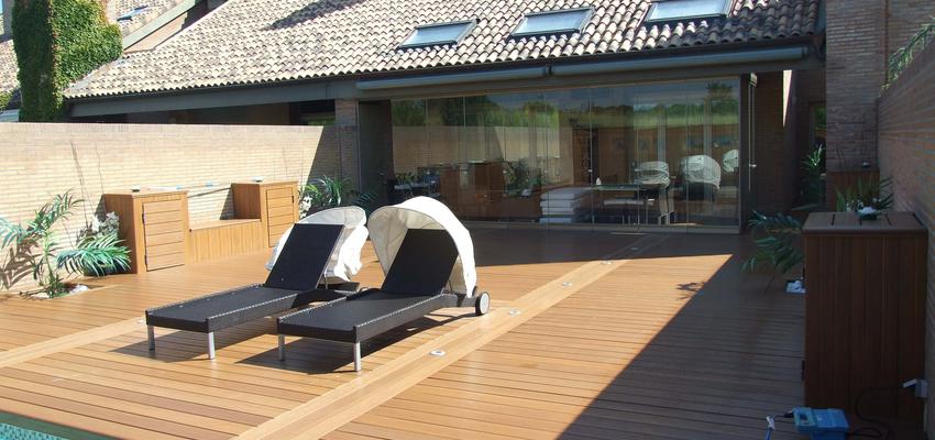 Piscina, Exterior style moderno color beige, marron, marron  diseñado por Interdeco | Arquitecto Técnico | Copyright Interdeco