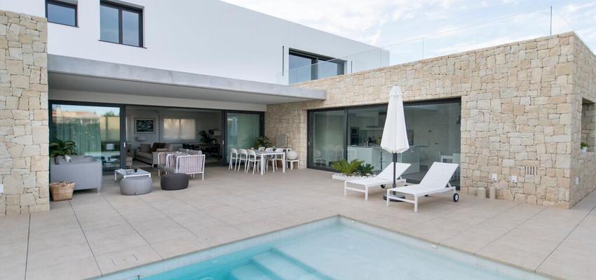 Salon, Piscina, Porche Estilo moderno Color turquesa, beige, blanco  diseñado por galasis | Gremio 
