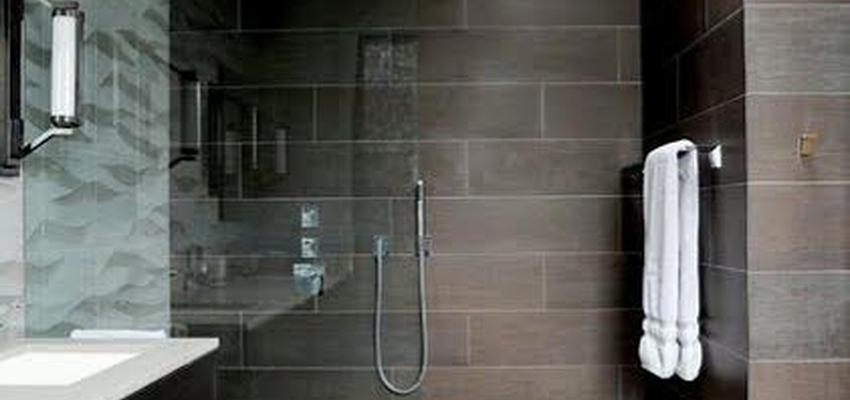 Baño Estilo moderno Color marron, gris, negro  diseñado por galasis | Gremio 
