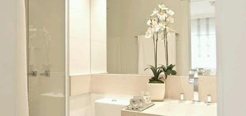 Baño Estilo moderno Color marron, beige, plateado  diseñado por galasis | Gremio 
