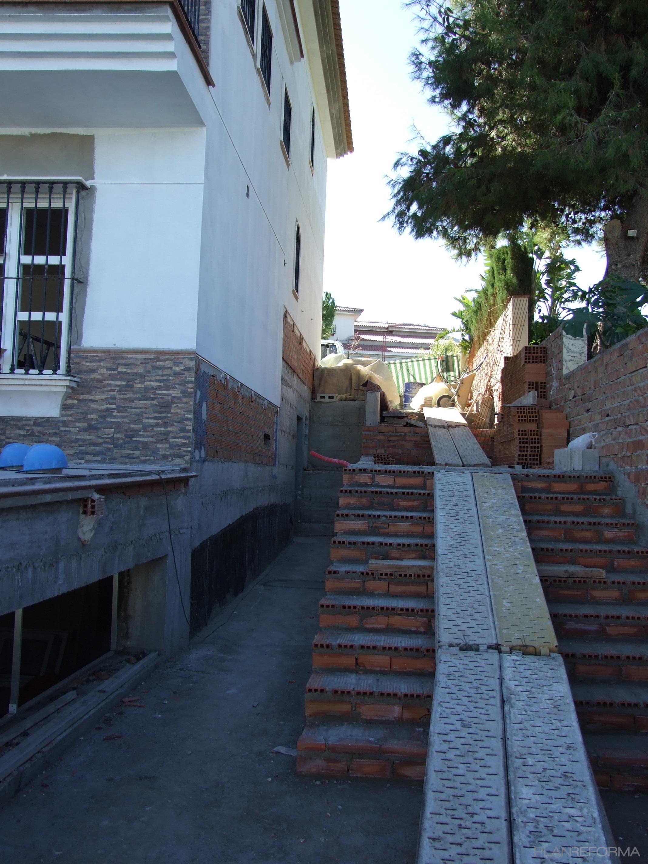 Exterior Estilo clasico Color blanco, gris  diseñado por CREACIONES ANDALUCIA SIGLO XXI, S.L.U | Gremio 