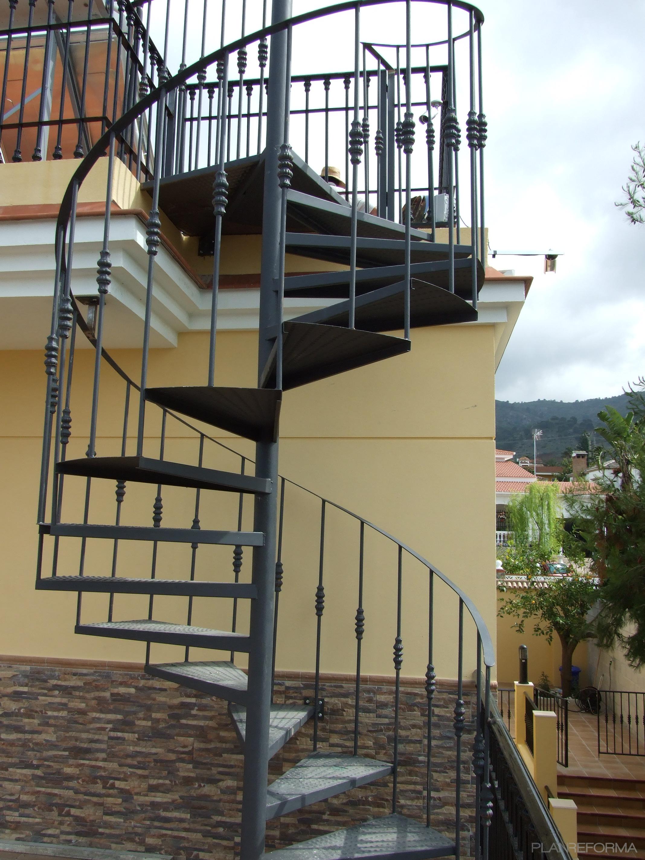 Escalera Estilo clasico Color amarillo, marron, negro  diseñado por CREACIONES ANDALUCIA SIGLO XXI, S.L.U | Gremio 