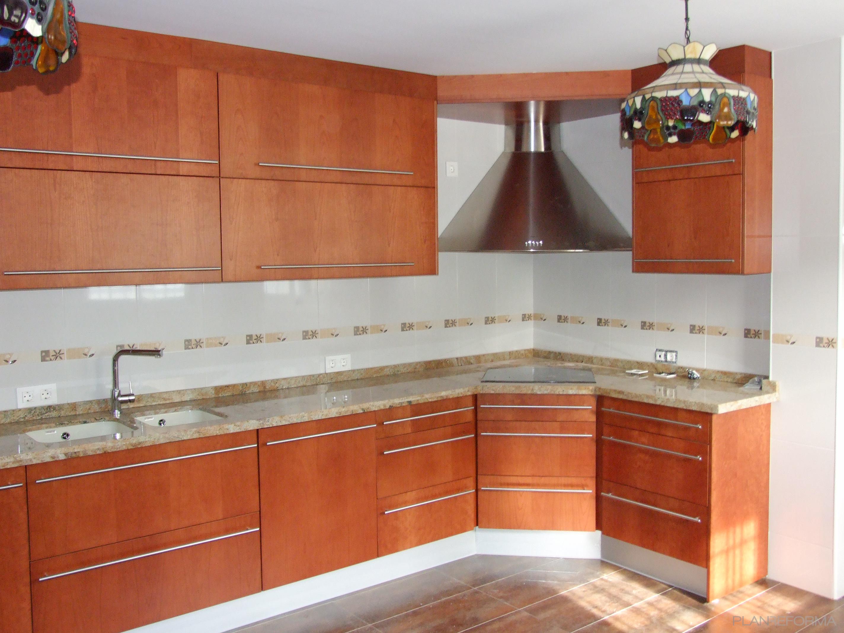 Cocina Estilo clasico Color blanco, gris, bronce  diseñado por CREACIONES ANDALUCIA SIGLO XXI, S.L.U | Gremio 