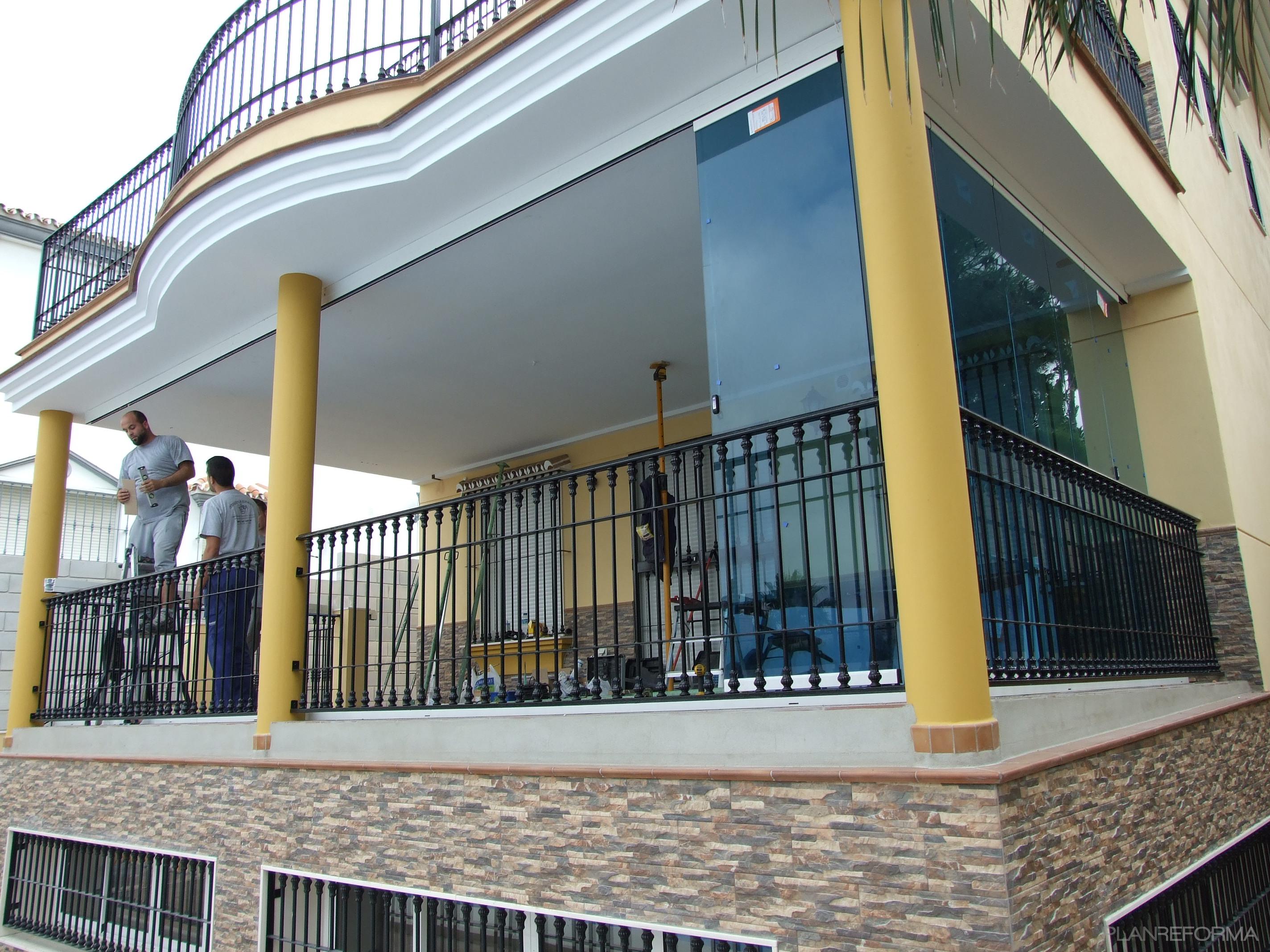 Terraza, Exterior Estilo clasico Color amarillo, azul cielo, negro  diseñado por CREACIONES ANDALUCIA SIGLO XXI, S.L.U | Gremio 