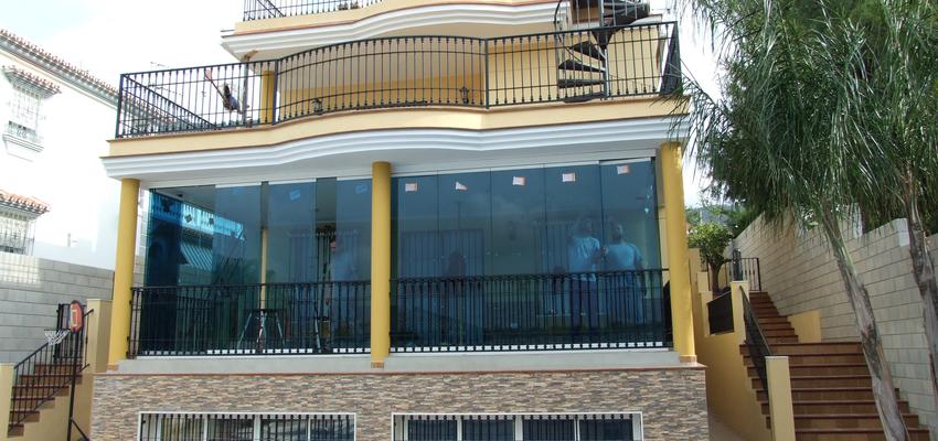 Terraza, Exterior Estilo clasico Color marron, turquesa, negro  diseñado por CREACIONES ANDALUCIA SIGLO XXI, S.L.U | Gremio 