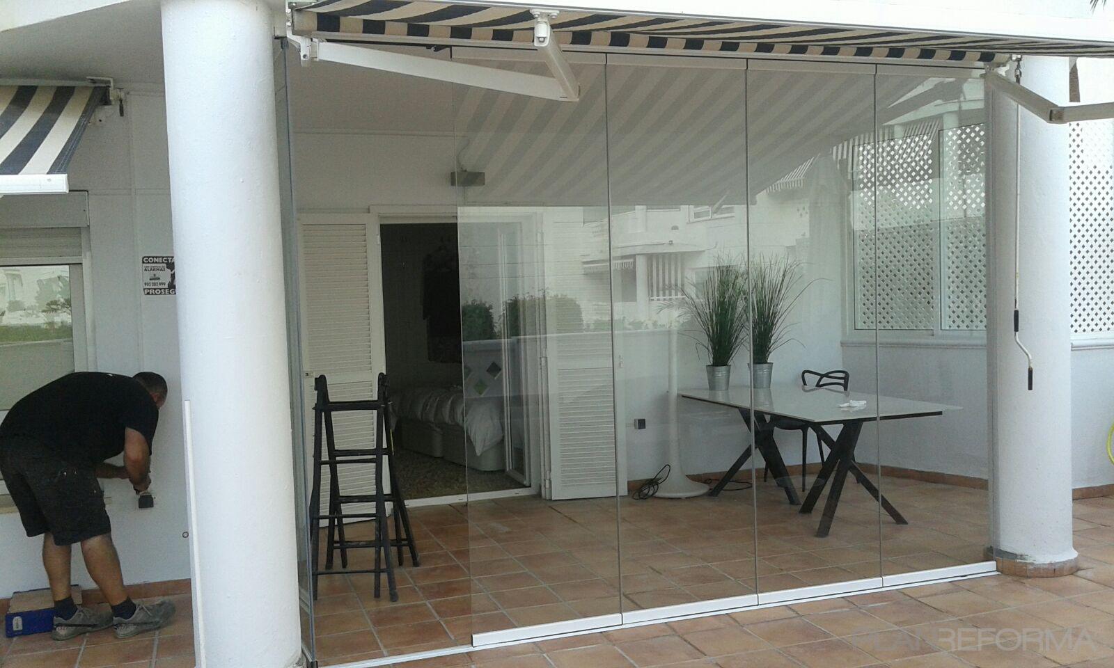 Terraza, Exterior Estilo clasico Color marron, blanco, negro  diseñado por CREACIONES ANDALUCIA SIGLO XXI, S.L.U | Gremio 
