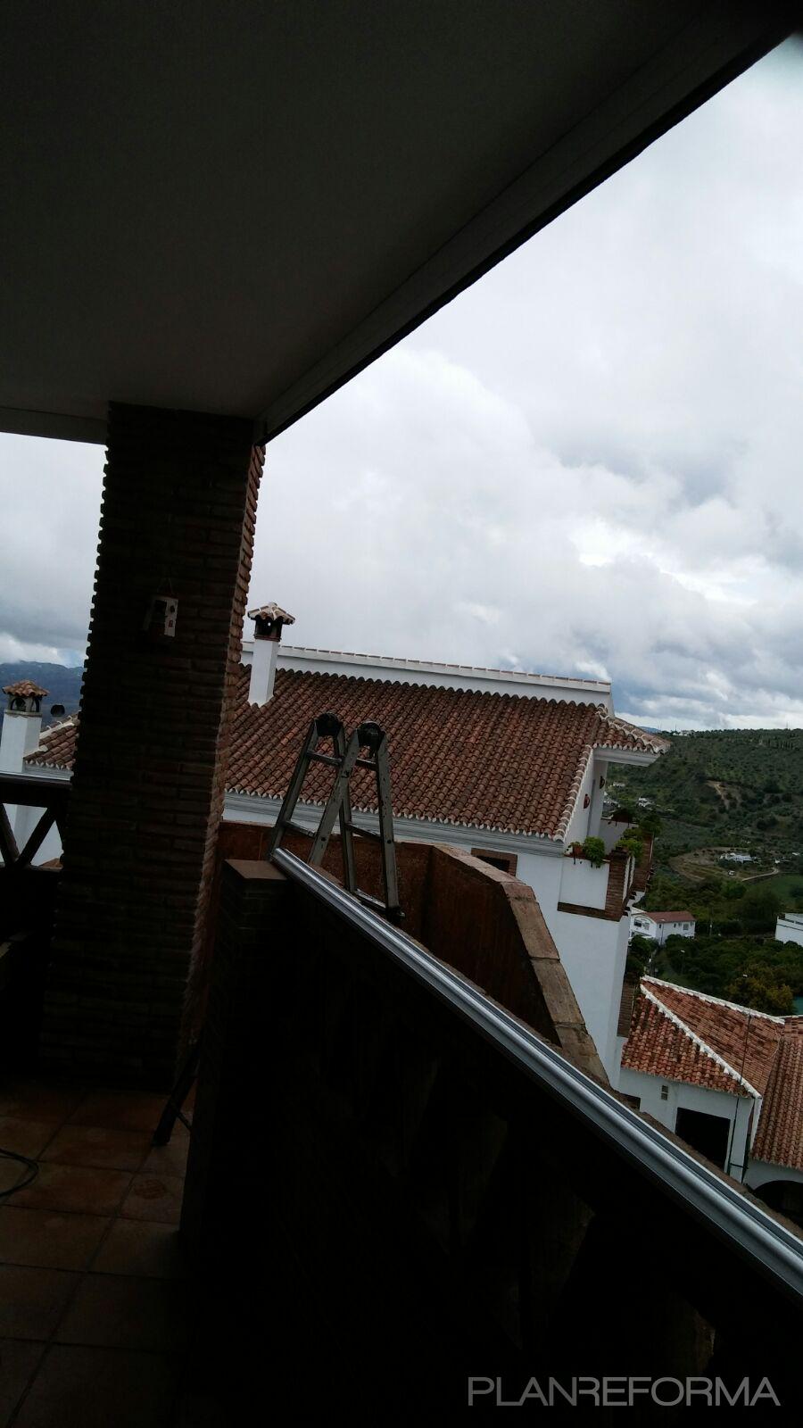 Terraza, Exterior Estilo clasico Color turquesa, marron, blanco  diseñado por CREACIONES ANDALUCIA SIGLO XXI, S.L.U | Gremio 