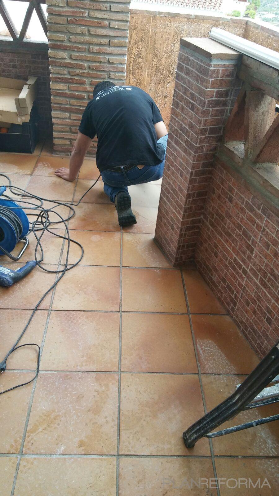 Terraza, Exterior Estilo clasico Color marron, blanco, negro  diseñado por CREACIONES ANDALUCIA SIGLO XXI, S.L.U | Gremio 