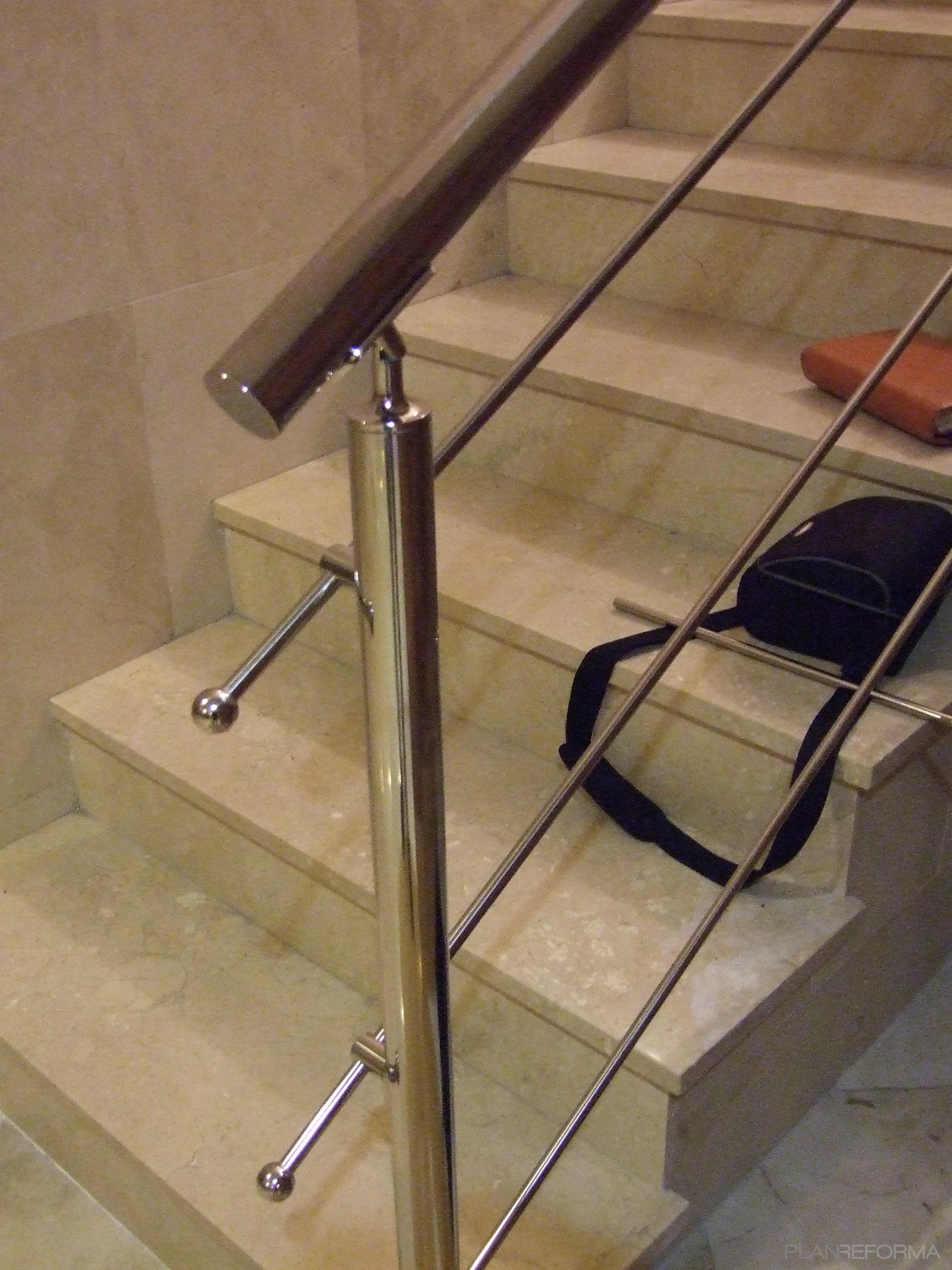 Escalera Estilo clasico Color marron, blanco, gris  diseñado por CREACIONES ANDALUCIA SIGLO XXI, S.L.U | Gremio 
