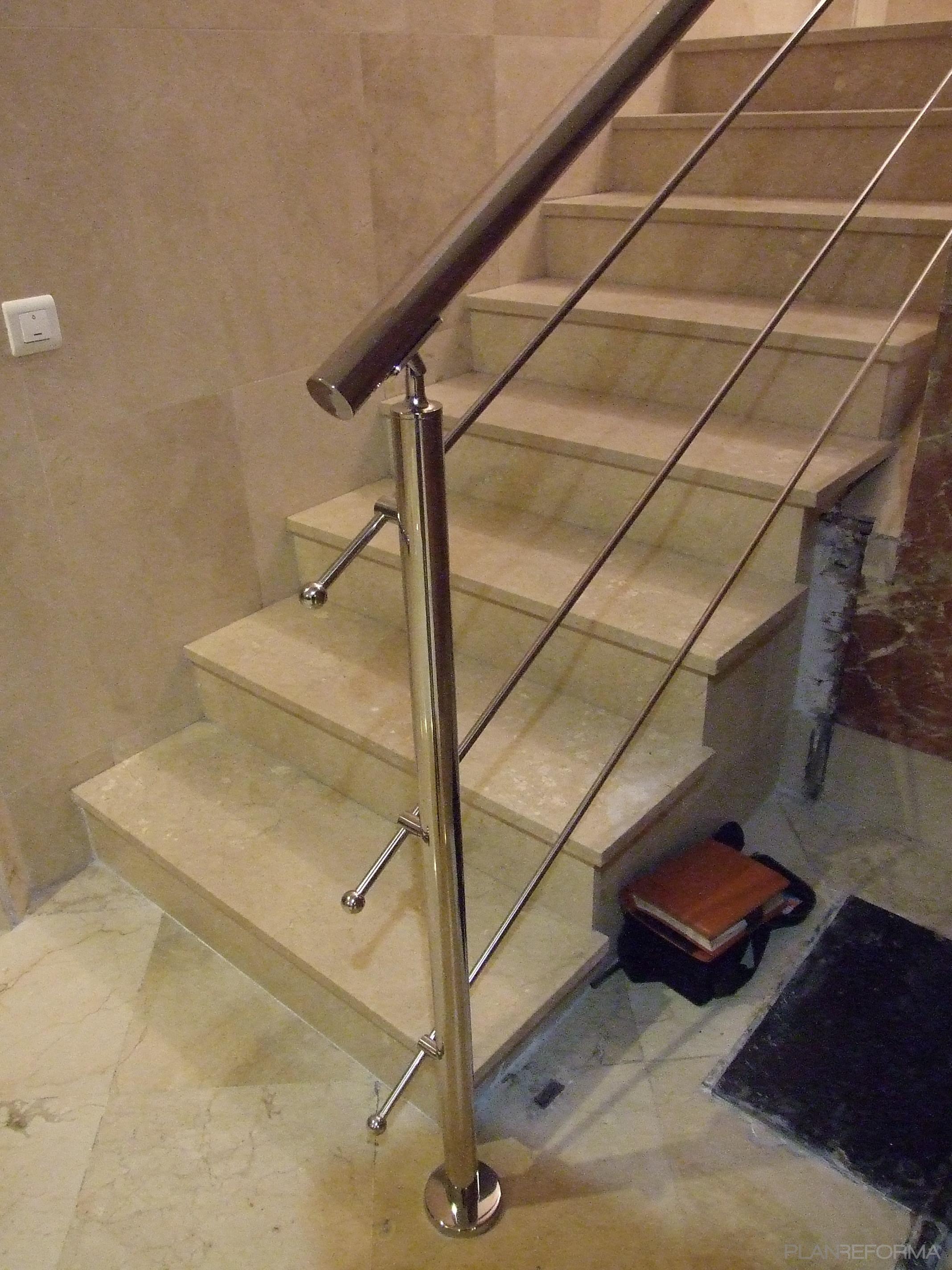Escalera Estilo clasico Color marron, blanco, gris  diseñado por CREACIONES ANDALUCIA SIGLO XXI, S.L.U | Gremio 