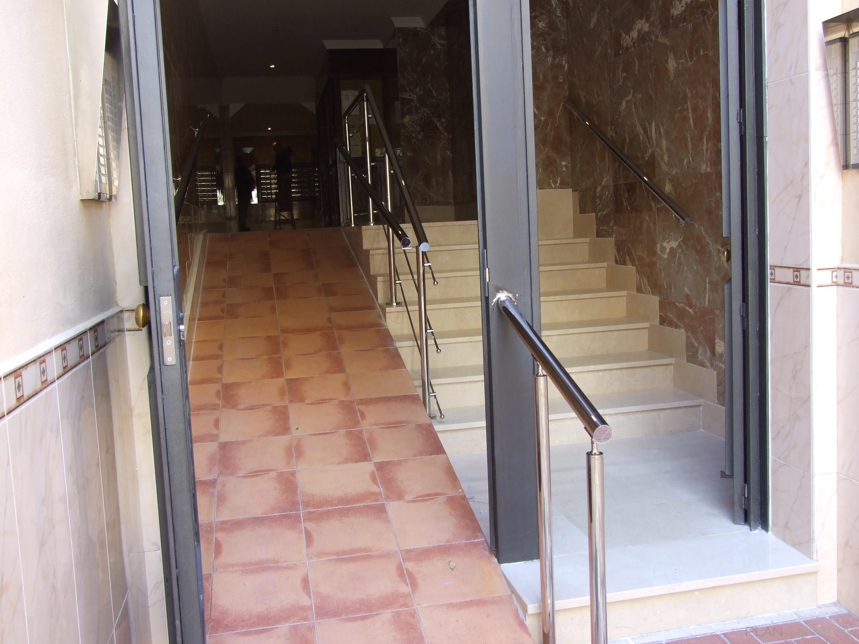 Recibidor, Escalera Estilo clasico Color marron, blanco, gris  diseñado por CREACIONES ANDALUCIA SIGLO XXI, S.L.U | Gremio 