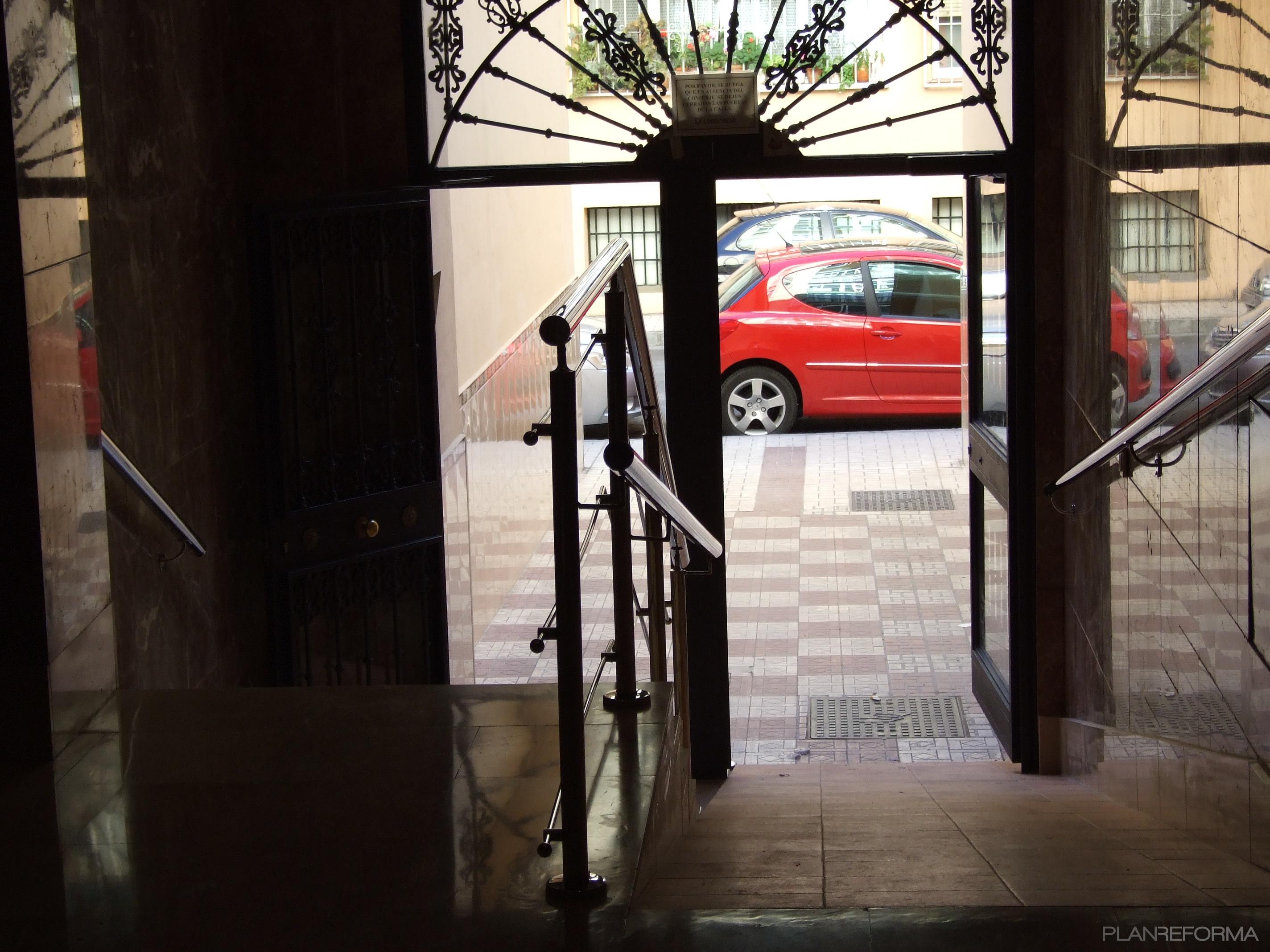 Pasillo, Escalera Estilo clasico Color rojo, marron, negro  diseñado por CREACIONES ANDALUCIA SIGLO XXI, S.L.U | Gremio 