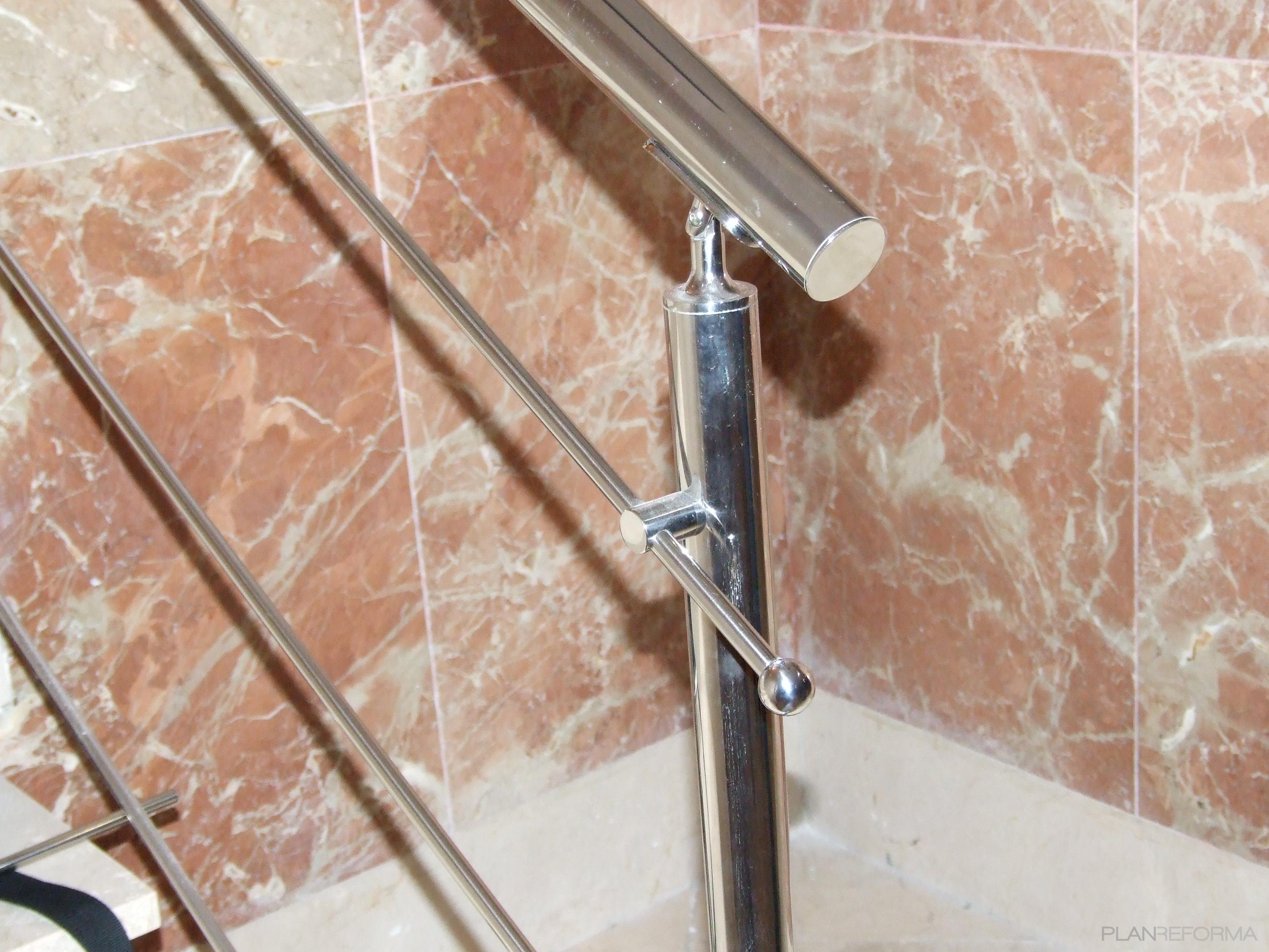 Pasillo, Escalera Estilo clasico Color marron, blanco, gris  diseñado por CREACIONES ANDALUCIA SIGLO XXI, S.L.U | Gremio 