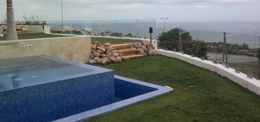 Piscina, Escalera Estilo moderno Color verde, azul, gris  diseñado por CREACIONES ANDALUCIA SIGLO XXI, S.L.U | Gremio 
