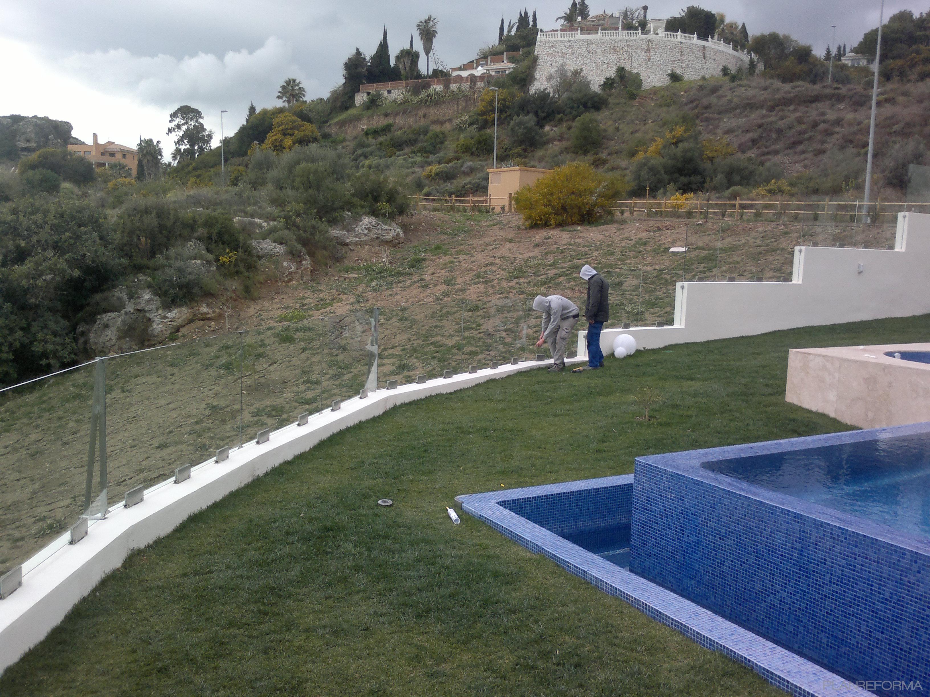 Piscina, Jardin Estilo moderno Color verde, azul, gris  diseñado por CREACIONES ANDALUCIA SIGLO XXI, S.L.U | Gremio 