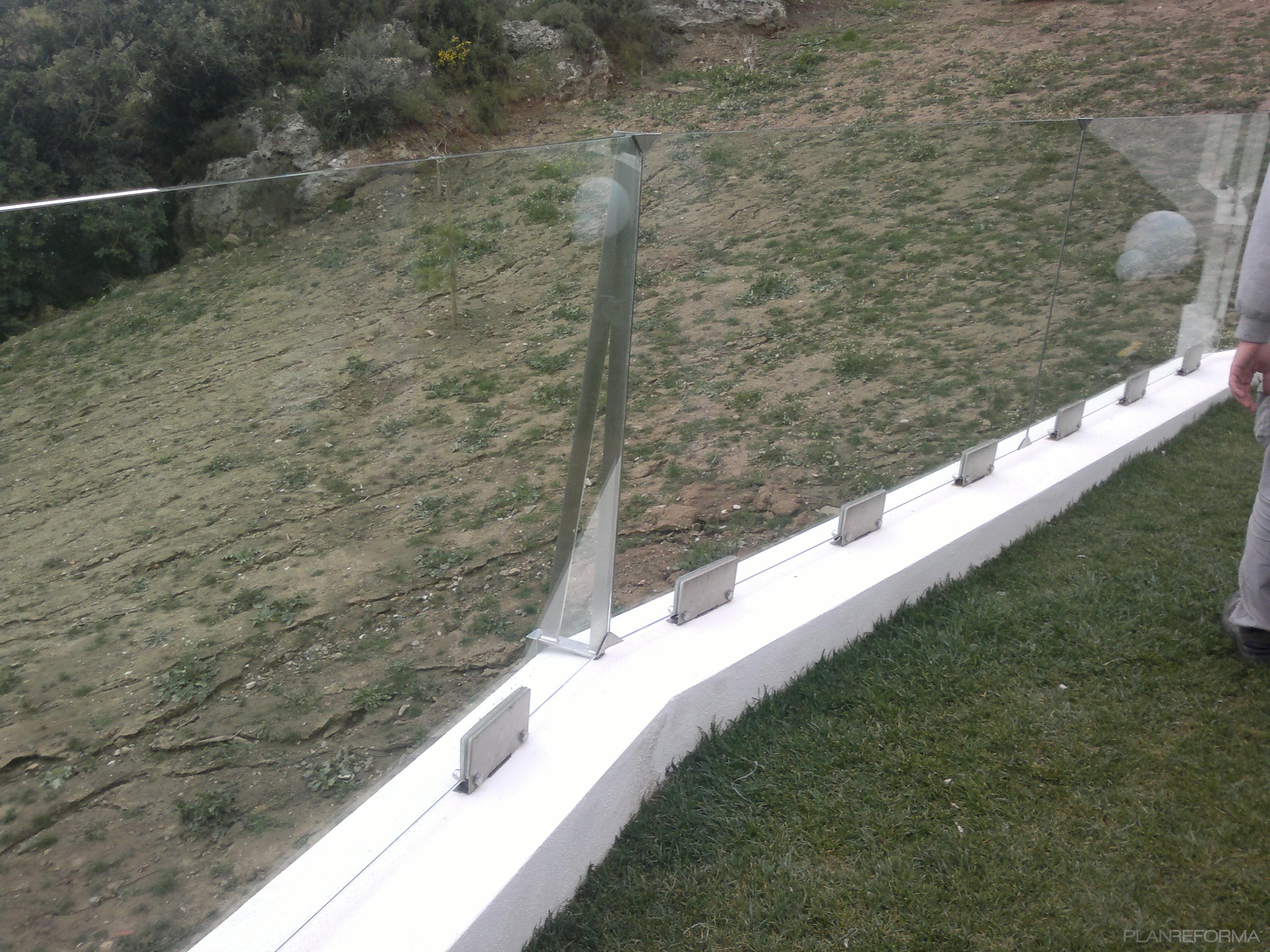Piscina, Jardin Estilo moderno Color verde, blanco, gris  diseñado por CREACIONES ANDALUCIA SIGLO XXI, S.L.U | Gremio 