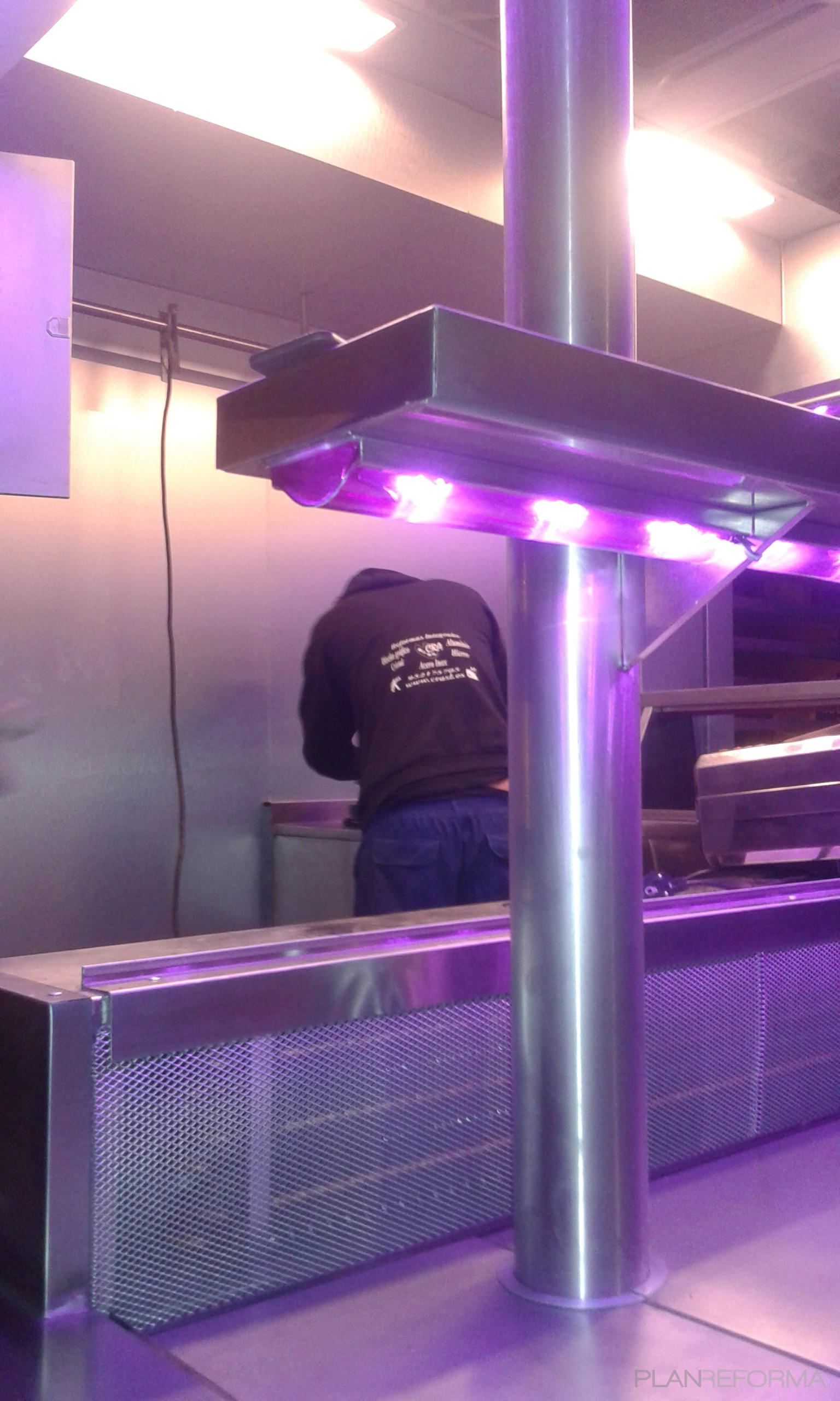 Cocina Estilo moderno Color violeta, rosa, gris  diseñado por CREACIONES ANDALUCIA SIGLO XXI, S.L.U | Gremio 