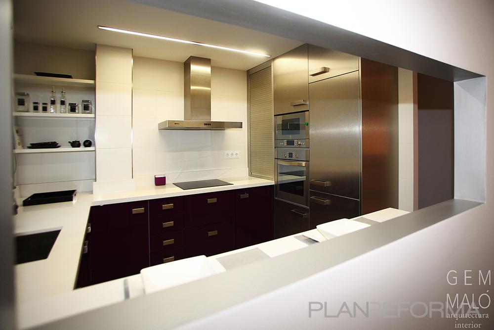 Cocina Estilo vanguardista Color violeta, blanco, plateado  diseñado por Gemmalo arquitectura interior | Interiorista | Copyright si