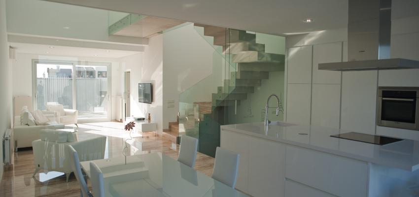 Comedor, Cocina, Salon, Escalera style moderno color blanco  diseñado por Manuel Moreno Mustieles   ESTUDIO DE ARQUITECTURA | Arquitecto 