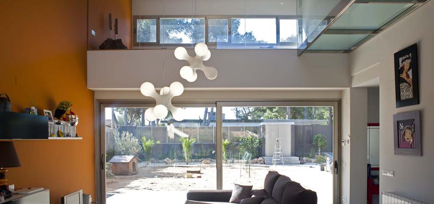 Salon style moderno color ocre, blanco  diseñado por Manuel Moreno Mustieles   ESTUDIO DE ARQUITECTURA | Arquitecto 