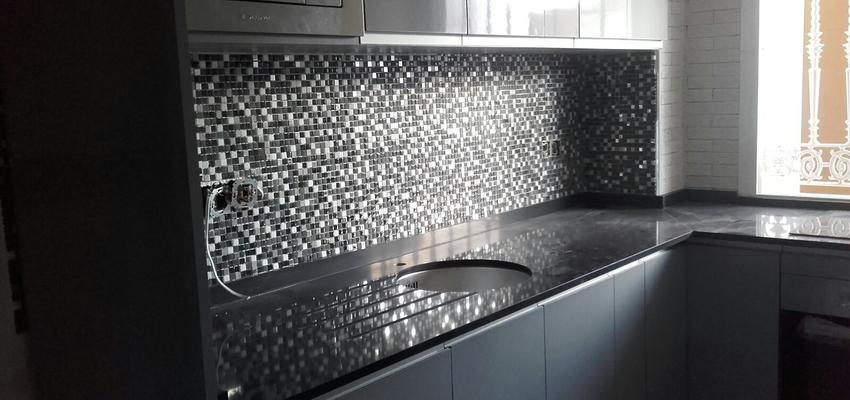 Cocina Estilo moderno Color gris, negro  diseñado por Leopoldo Isidoro Lopez | Gremio | Copyright La imagen es de mi propiedad,y todos los derechos de publicar esta imagen pertenecen a L.J. Reformas & Servicios.