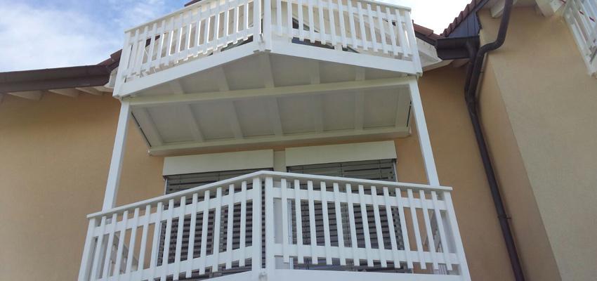 Balcon Estilo moderno Color marron, blanco  diseñado por Leopoldo Isidoro Lopez | Gremio | Copyright La imagen es de mi propiedad,y todos los derechos de publicar esta imagen pertenecen a L.J. Reformas & Servicios.