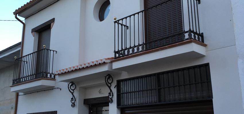 Exterior style tradicional color marron, marron, blanco, negro  diseñado por Victor Manuel Ocaña Mesa | Arquitecto Técnico 