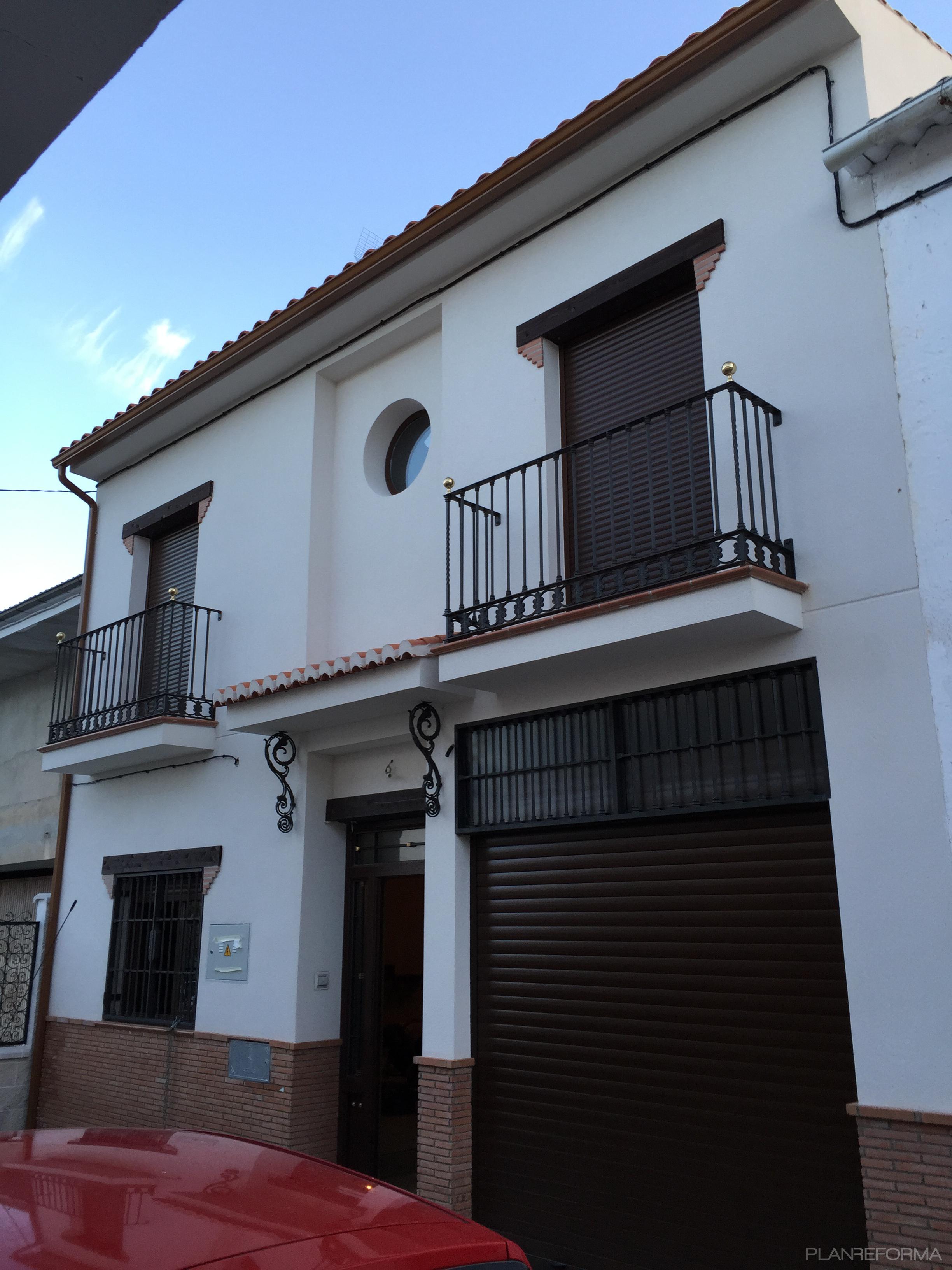 Exterior style tradicional color marron, marron, blanco, negro  diseñado por Victor Manuel Ocaña Mesa | Arquitecto Técnico 