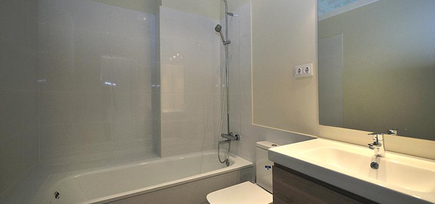 Baño style moderno color marron, beige, plateado  diseñado por SOMRIE | Arquitecto Técnico 