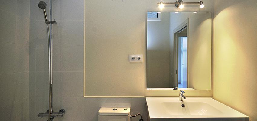 Baño style moderno color beige, marron, blanco, plateado  diseñado por SOMRIE | Arquitecto Técnico 