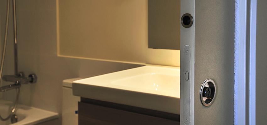 Baño style contemporaneo color amarillo, beige, marron, plateado  diseñado por SOMRIE | Arquitecto Técnico 