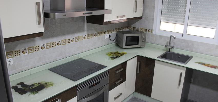 Cocina style tradicional color beige, gris, gris  diseñado por Glastone Marble, S.L.U. | Marca colaboradora 